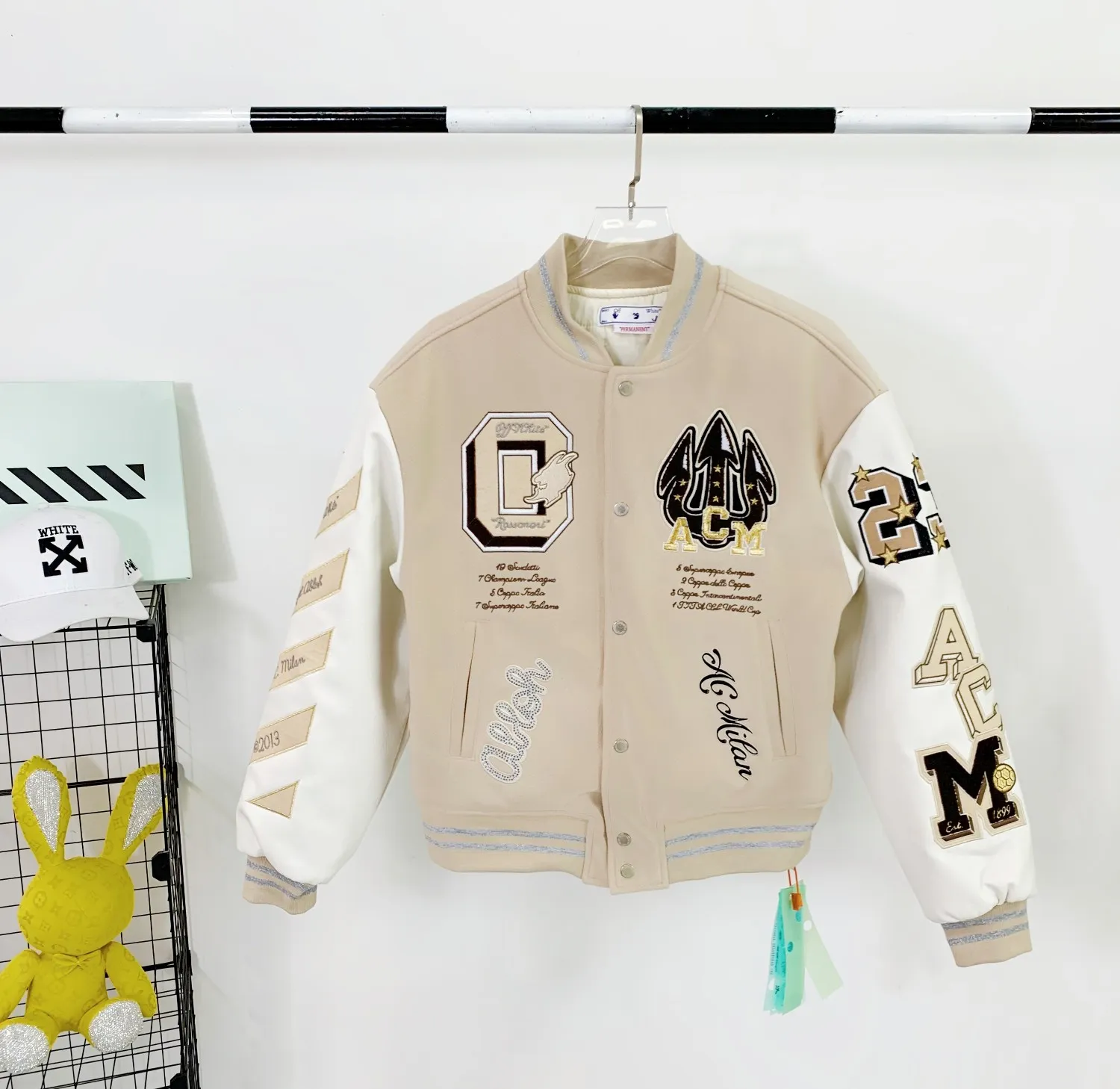 Top version OFF WHITE OW AC Milan co-branded heavily embroidered baseball uniforms for men and women couple stars in the same style jacket. The back is decorated with the Milan devil pattern with the Off-white logo. The entire piece of clothing is heavily embroidered and combined with hot rhinestone technology. All hot rhinestones are artificially embellished and are not pressed with templates. Manual work can ensure that the hot rhinestones will not fall off easily, and each diamond has been repeatedly hot stamped! The front buttons are all made from original molds, and custom-made buttons can ensure that they are consistent with the original ones. AC Milan's cooperation is OFF this time. Under the camera, De Cattrale almost uses the airport as a catwalk. Tonali and Leo are full of shots. Giroud returns to Stamford Bridge. As a Milan fan, I am really grateful that he chose AC Milan in the summer of 21. Although the running-in period was a bit distressing, the championship quality finally brought Milan the League Championship Gold Cup after 11 years. This heavy-duty piece of clothing is fully lined with down cotton to allow you to spend the entire winter with ease. When the World Cup is coming, when Milan meets Offwhite, and when champions meet fashion, what are you waiting for? Size: S-XL Color: Khaki P:700